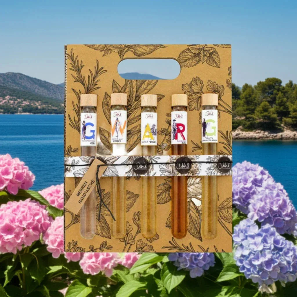 Geschenkset mit fünf Feinkost-Gewürzen in Röhrchen, vor Blumen und See, feinkostgourmet