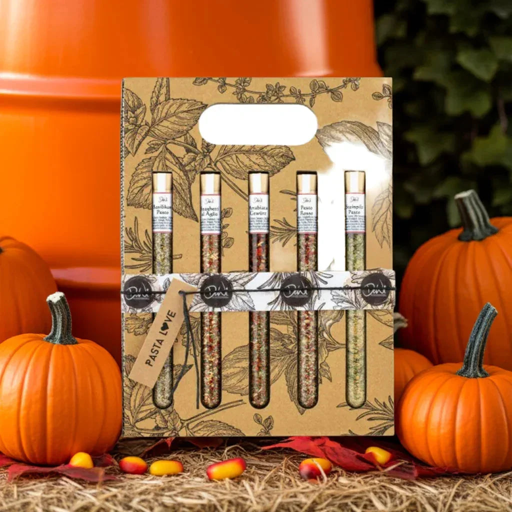 5er Geschenkset Pasta Gewürze von feinkostgourmet vor Kürbissen und Herbstdeko