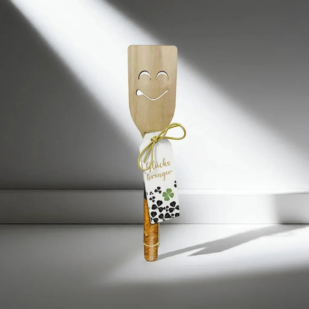 Holzlöffel mit lachendem Gesicht, Gewürzröhrchen und Glücksbringer-Etikett, feinkostgourmet Geschenkidee