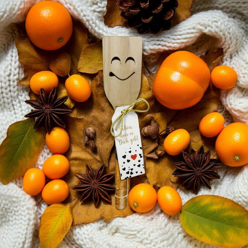 Holzlöffel mit Smiley, Mandarinen, Kumquats, Anis, Herbstlaub und feinkostgourmet Geschenkidee