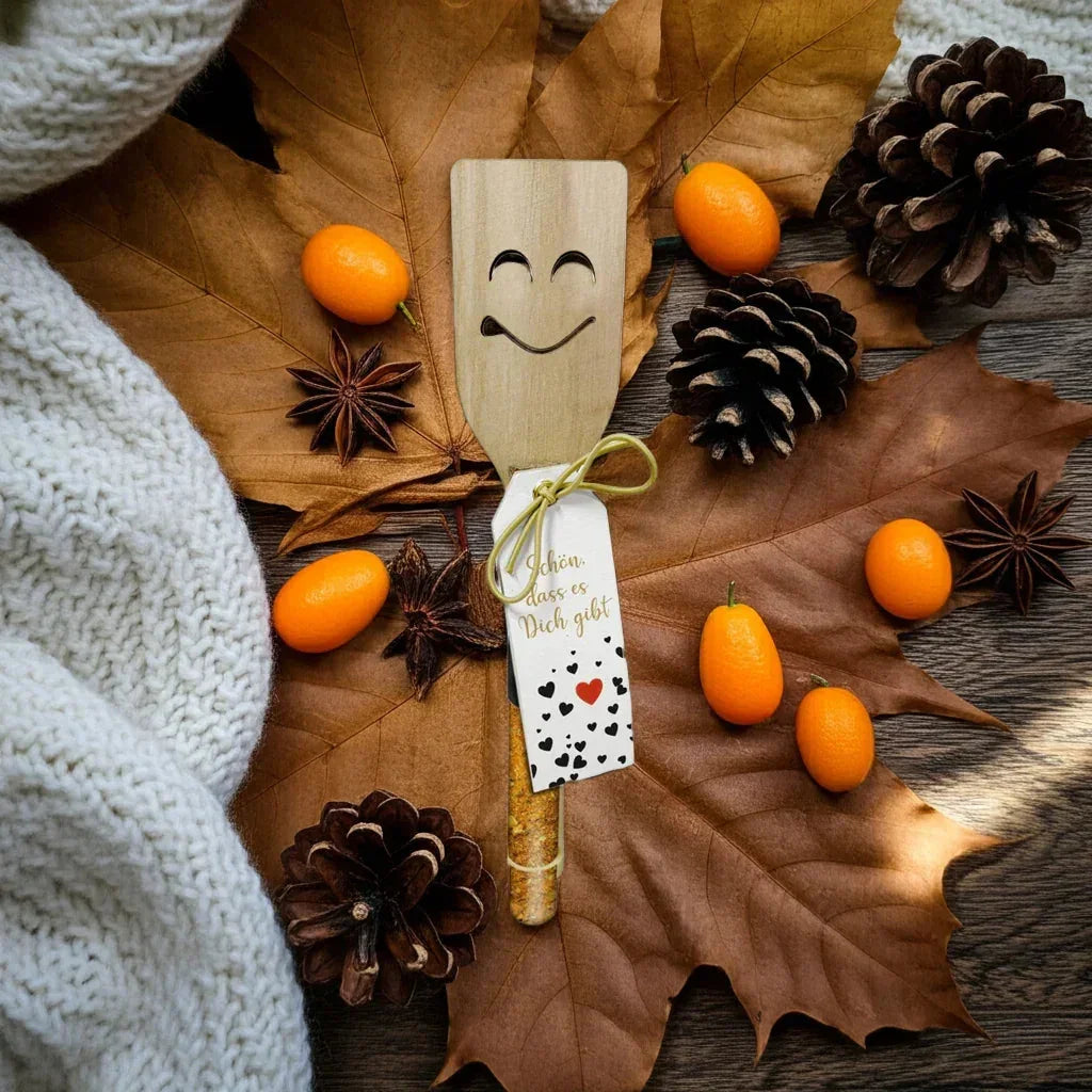 Holzlöffel mit Schriftzug, Herbstdeko, Kumquats, Gewürze und Zapfen auf Holz, feinkostgourmet Geschenkidee