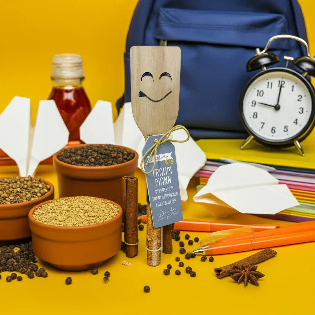 Würzmischungen in Tontöpfen, lachende Holzspachtel, Geschenkidee, Uhr, Schulbedarf, feinkostgourmet