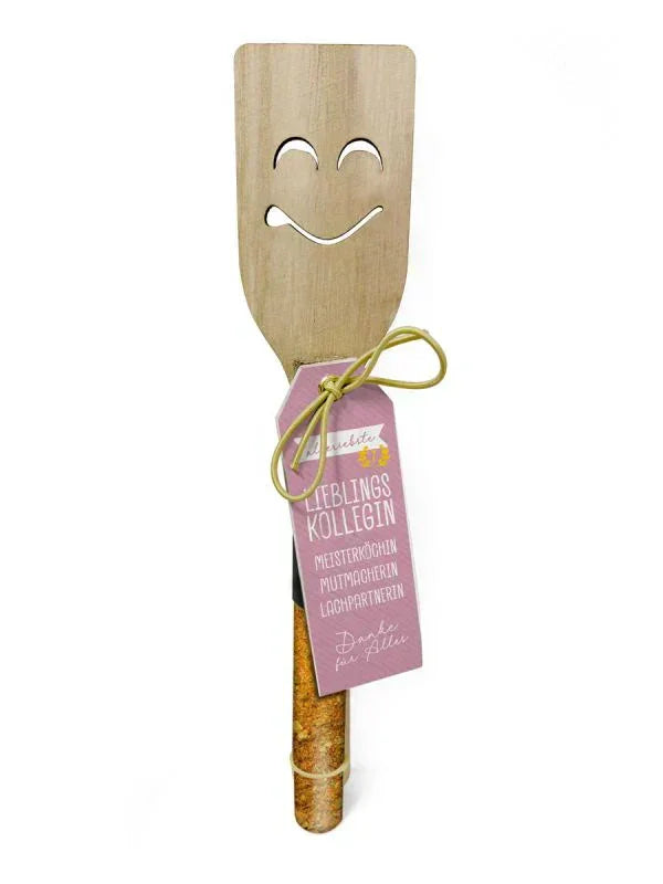 Holzspatel mit lachendem Gesicht und Geschenkanhänger, feinkostgourmet Geschenkidee