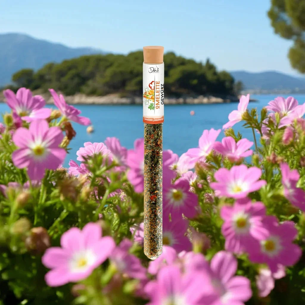 Omelette Gewürz im Glasröhrchen vor Blumen und See, feinkostgourmet Delikatessen