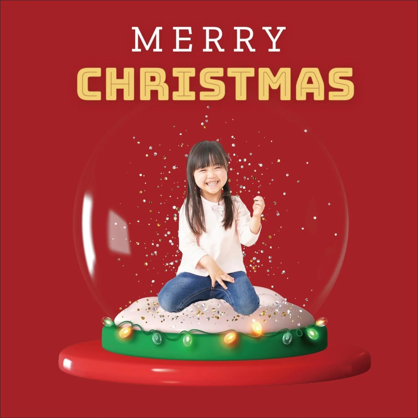 Lächelndes Mädchen in einer Schneekugel vor rotem Hintergrund, Text Merry Christmas