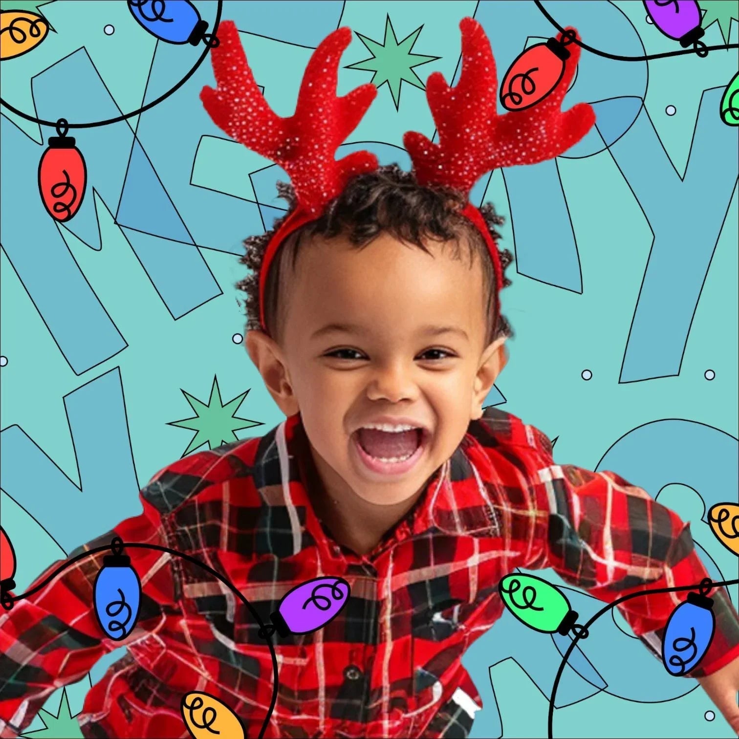 Lachendes Kind mit roten Rentiergeweih-Haarreif und kariertem Hemd, vor weihnachtlichem Hintergrund mit Weihnachtslichtern.